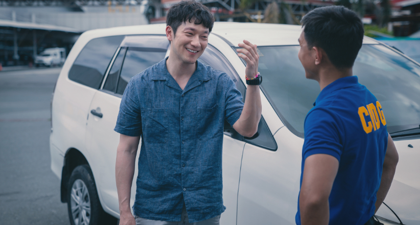 《地下菁英》幕後超暖心！菲律賓團隊贈劇組「姓名手鍊」　導演感動加入劇情成重要道具